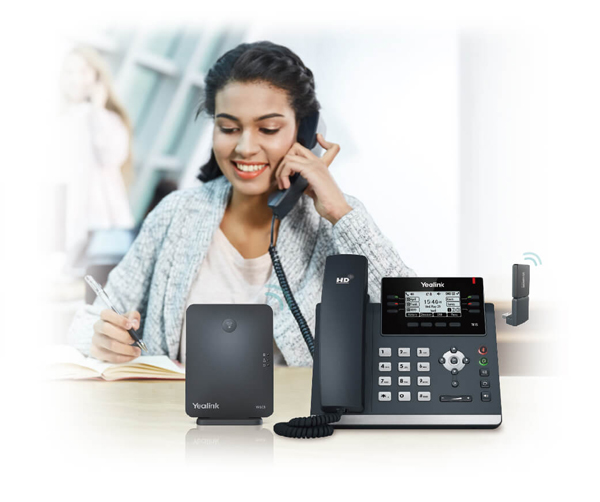 Teléfono IP Yealink en escritorio de oficina