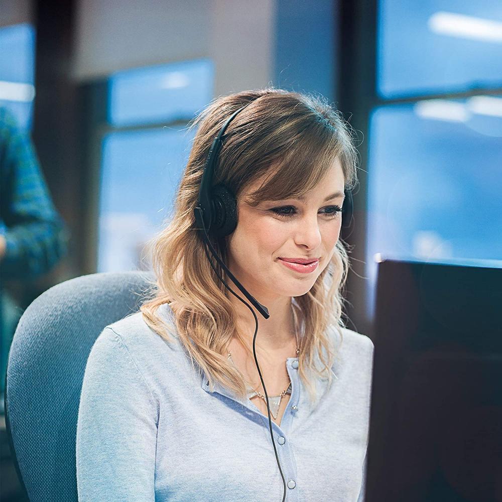 Agente de contact center con diadema