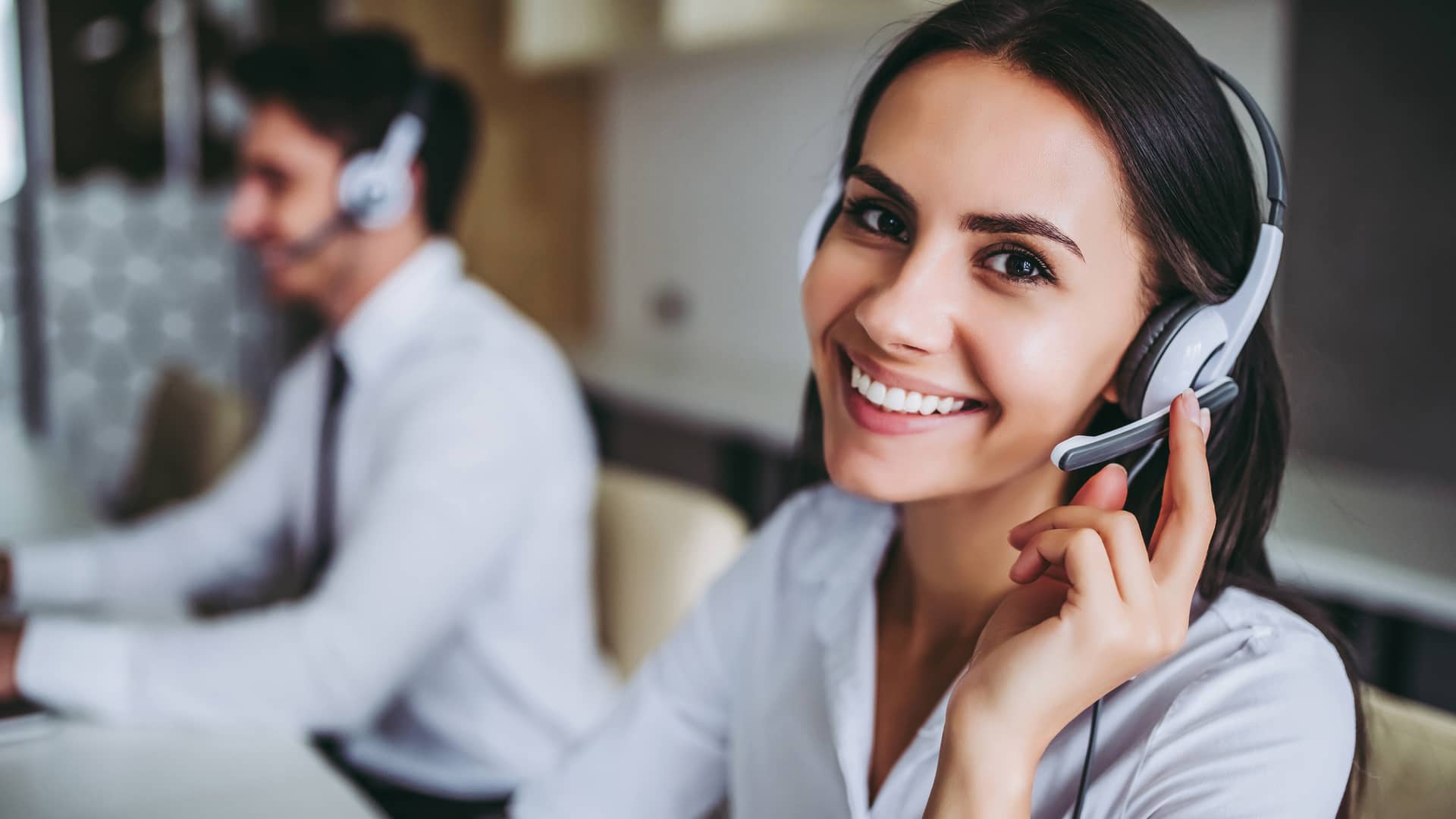 Asesora de call center con diadema